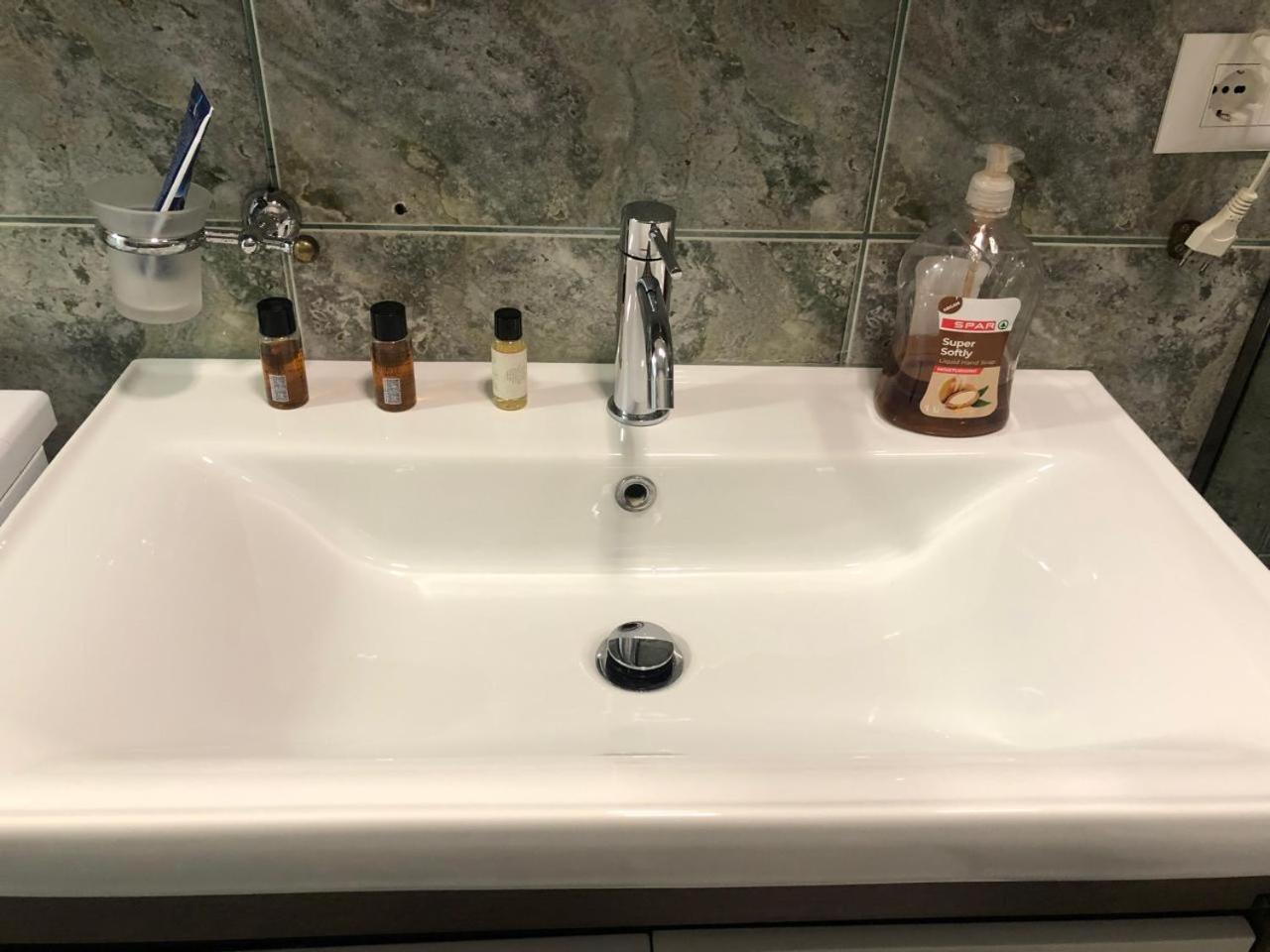 Comfort Apartment In City Center Tirana Esterno foto
